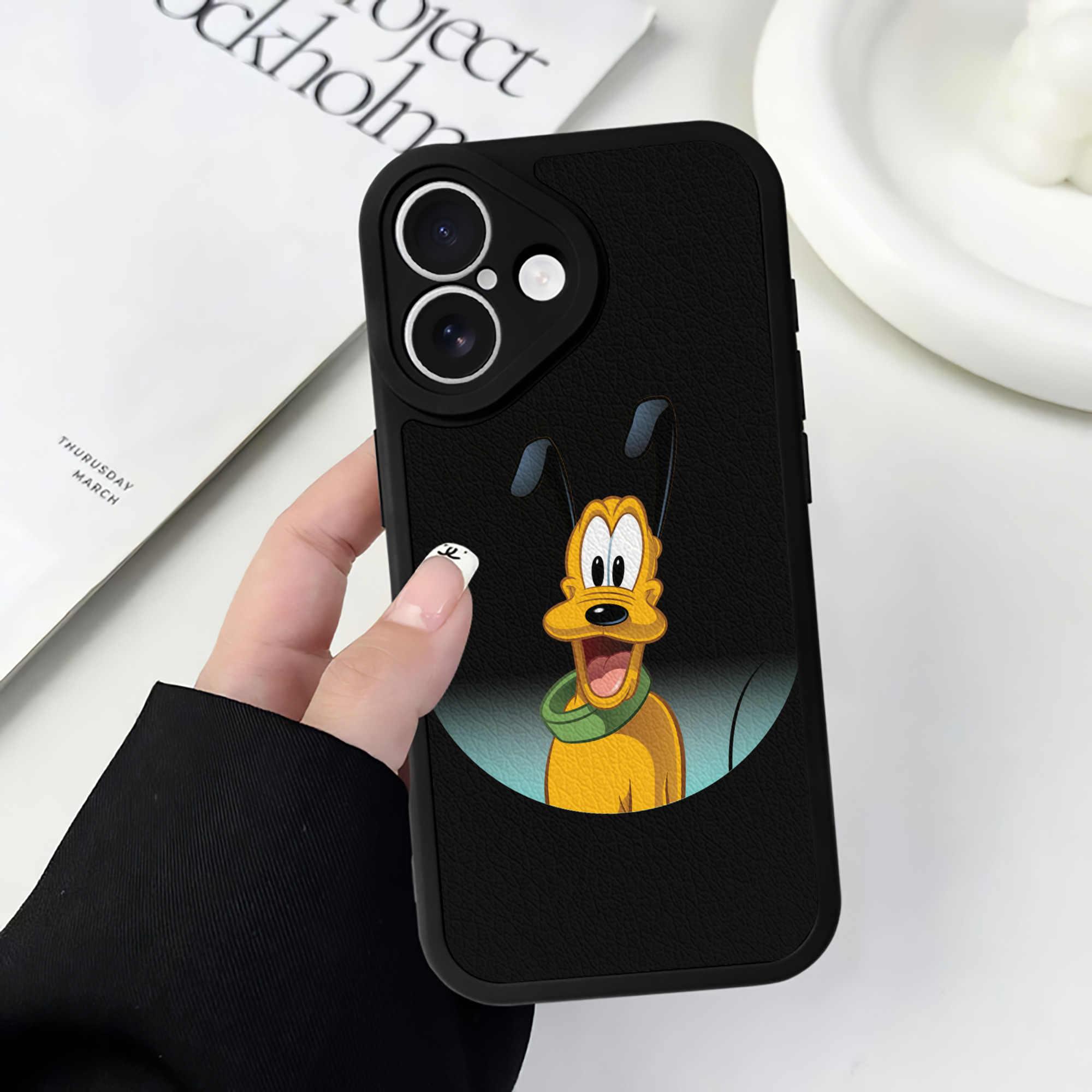 （画像用） ミッキーマウス Mickey Mouse 【iPhone 16シリーズ対応】シリコンスマホケース（レザー調） 材質：シリコン